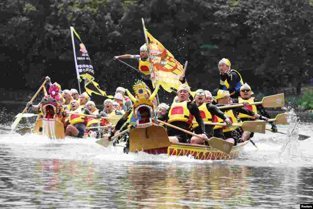 Participants take part in a dragon boat race on the West Lake to mark the Dragon Boat festival in Hangzhou, Zhejiang province, China.