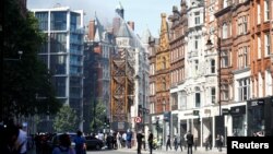 Firefighters tackle a blaze at the Mandarin Oriental Hotel in Knightsbridge, central London, Britain, june 6, 2018.