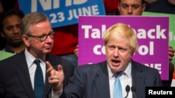 Photo d'archives: L'ancien maire de Londres, Boris Johnson, prend la parole lors d'un rassemblement pro-Brexit avec à ses côtés Michael Gove, à Londres, en Grande-Bretagne, le 19 juin 2016.