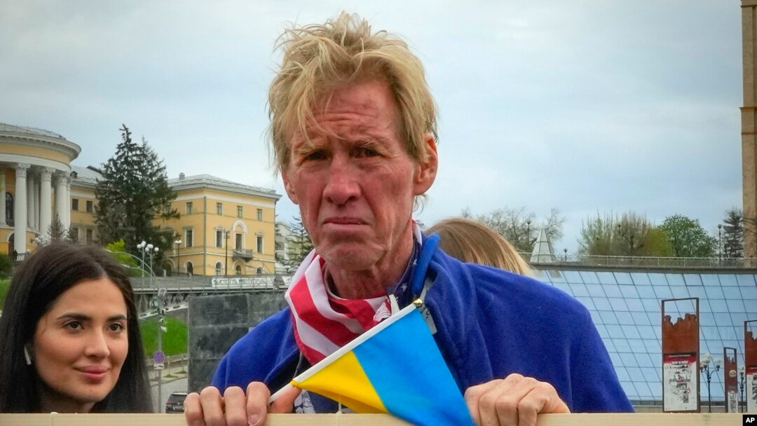 Ryan Wesley Routh patisipe nan yon manifestasyon anba lavil Kyev, Ikren, Samdi 30 Avril, 2022. 