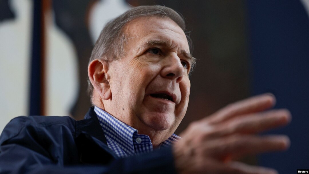 El ex candidato presidencial opositor en Venezuela, Edmundo González Urrutia, conversa con una periodista de la agencia Reuters en Madrid, España, durante una entrevista divulgada el viernes 20 de septiembre de 2024.
