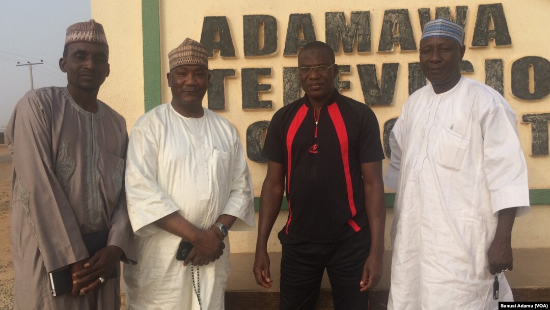 Daga hagu zuwa dama: Ibrahim Abdulaziz wakilin MA, Alhaji Aliyu Mustapha Babban Editan MA, Alhaji Yusuf Nadabo, Janar Manaja Adamawa TV da Sanusi Adamu,wakilin MA