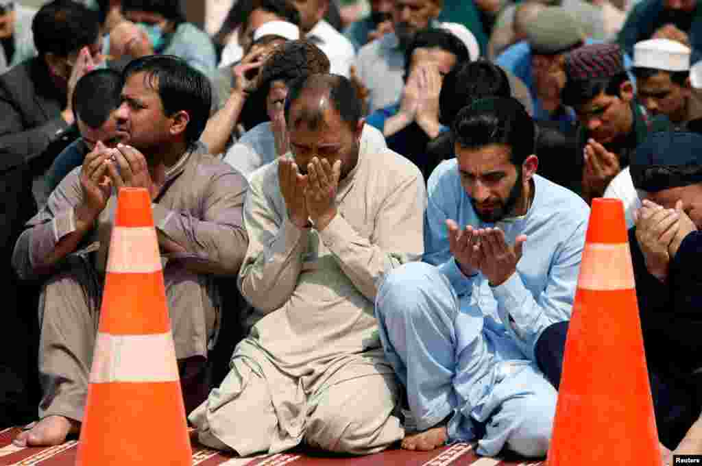 پاکستان کی مساجد میں جمعے کے بعد کرونا وائرس سے بچاؤ کے لیے خصوصی دعائیں بھی کی گئیں۔