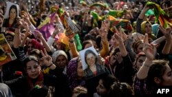 Warga Kurdi-Suriah yang mengungsi di kota Suruc, Turki, merayakan direbutnya kembali kota Kobani oleh para pejuang Kurdi dari tangan ISIS (27/1).