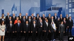 Heads of states and governments and other dignitaries pose for a family picture during the G20 summit at the convention center in Toronto, 27 Jun 2010.