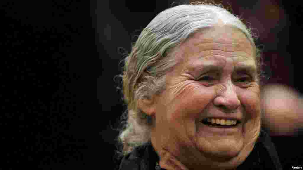 A britânica Doris Lessing, vencedora do Prémio Nobel da Literatura, morreu em casa a 17 de Novembro. Lessing foi a autora de um dos romances feministas mais importantes, segundo os críticos, &quot;The Golden Notebook&quot;.