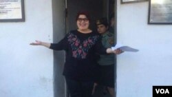 RFE/RL Journalist Khadija Ismayilova walks out of prison, after her sentence is reduced, May 25, 2016. (Photo: VOA Azeri Service)