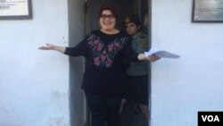 RFE/RL Journalist Khadija Ismayilova walks out of prison, after her sentence is reduced, May 25, 2016. (Photo: VOA Azeri Service)