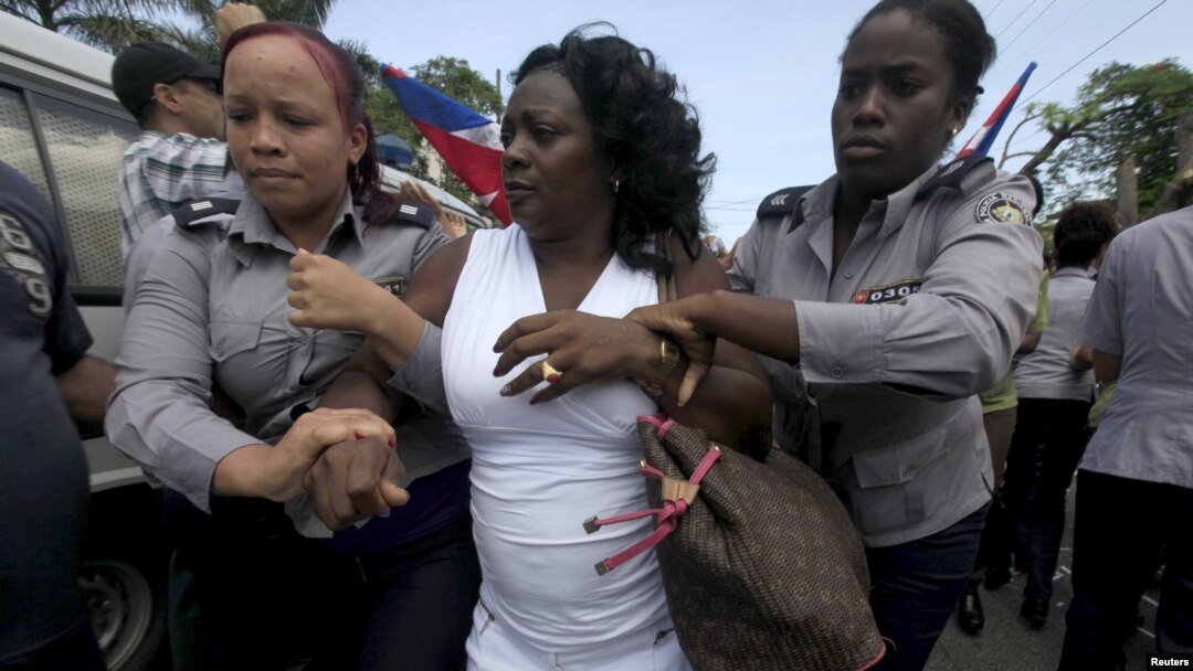 Pemimpin kelompok oposisi 'The Ladies in White', Berta Soler, ditahan oleh pihak berwenang setelah menggelar aksi protes mingguan di Havana (13/9).