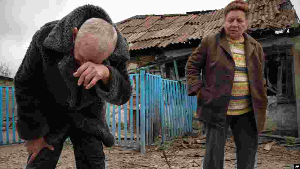 Valentina Fedoryak da mijinta ta kusa Donetsk a Ukraine, Nuwamba 12, 2014.