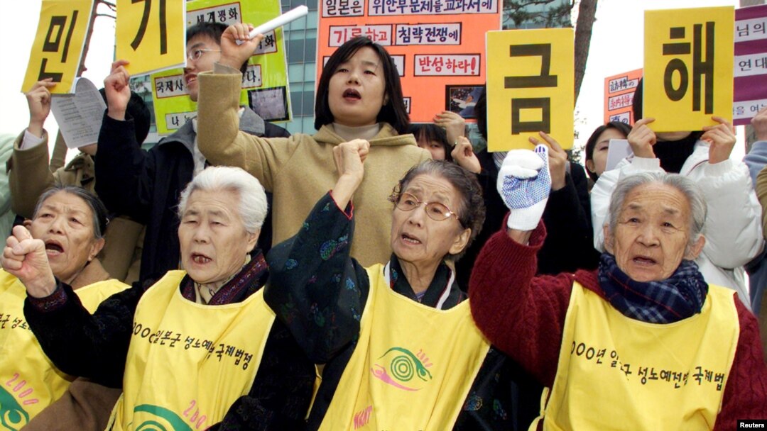 前韩国慰安妇和她们的支持者在日本驻首尔大使馆前集会抗议。（2002年2月27日资料照）
