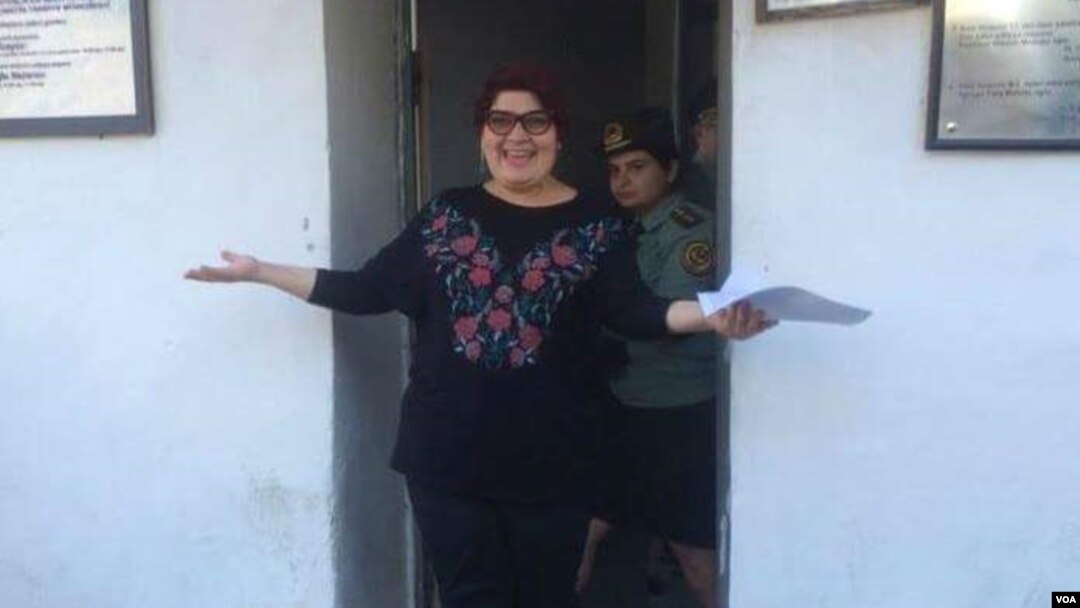 Wartawan Azerbaijan, Khadija Ismayilova keluar dari penjara setelah dibebaskan hari Rabu (25/5).