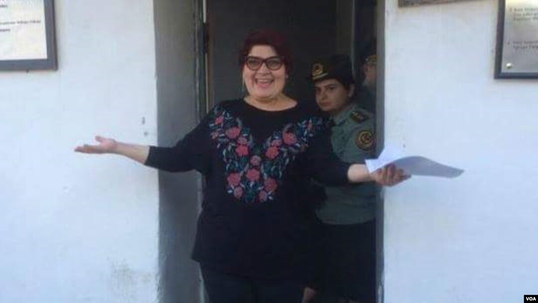 Nhà báo Khadija Ismayilova bước ra khỏi nhà tù sau khi được giảm án, ngày 25 tháng 5 năm 2016.