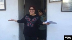 RFE/RL Journalist Khadija Ismayilova walks out of prison, after her sentence is reduced, May 25, 2016. (Photo: VOA Azeri Service)