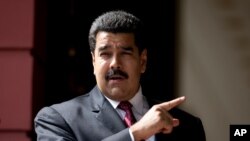 En menos de dos semanas el presidente Maduro es cuestionado por exministros y cercanos colaboradores del fallecido Hugo CHávez.