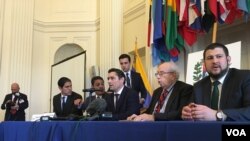 El embajador del gobierno interino de Venezuela, Carlos Vecchio, junto con los diputados Lester Toledo y Juan Manuel Olivares, el representante ante la OEA, Gustavo Tarre, y el coordinador del grupo de trabajo sobre la crisis de migrante de la OEA, David