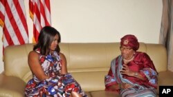 Mke wa Rais wa Marekani Michelle Obama(kushoto)akiwa na Rais wa Liberia Ellen Johnson Sirleaf mjini Monrovia mwezi Juni.
