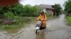 Banjir di perumahan Villa Gading Harapan, Bekasi, Jawa Barat, dengan ketinggian 20-50 cm pada Rabu, 1 Januari 2020. (Foto: Sasmito Madrim/VOA) 