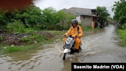 Banjir di perumahan Villa Gading Harapan, Bekasi, Jawa Barat, dengan ketinggian 20-50 cm pada Rabu, 1 Januari 2020. (Foto: Sasmito Madrim/VOA) 