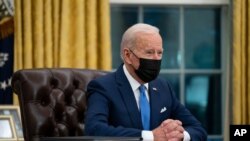 조 바이든 미국 대통령이 2일 백악관에서 이민 관련 행정명령에 서명한 후 취재진에 관련 입장을 밝히고 있다.