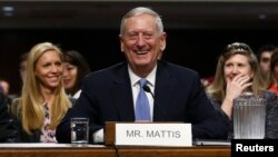  ພົນເອກ ນາວິກະໂຍທິນ ທ່ານ James Mattis ທີ່ ອອກກິນເບ້ຍບຳນານແລ້ວນັ້ນ ປາກົດໂຕຢູ່ຕໍ່ໜ້າ ຄະນະກຳມະການກອງທັບ ຂອງສະພາສູງ ສະຫະລັດ ເພື່ອຮັບຟັງກ່ຽວກັບ ການສະເໜີຊື່ແຕ່ງຕັ້ງໃຫ້ເປັນ ລັດຖະມົນຕີ ປ້ອງກັນປະເທດ ຢູ່ທີ່ລັດຖະສະພາ ຫຼື Capitol Hill ໃນນະຄອນຫຼວງວໍຊິງຕັນ, ວັນທີ 12 ມັງກອນ 2017. 