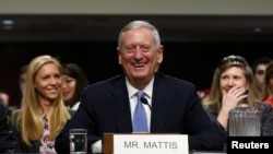 Jenerali mstaafu James Mattis akiwa mbele ya kamati ya seneti ya huduma za kijeshi. Jan. 12, 2017. 