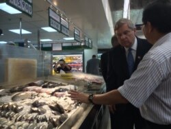 Then-U.S. Agriculture Secretary Tom Vilsack toured a supermarket in Ho Chi Minh City in 2016. The U.S. has issued tariffs on various Vietnamese seafood exports. (VOA)