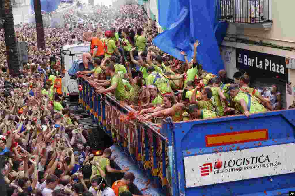 Warga melakukan perang tomat pada festival tahunan &quot;tomatina&quot; di desa Bunol, di luar kota Valencia, Spanyol.