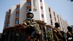 Des militaires autour de l’hôtel Radisson Blu, Bamako, Mali, 21 novembre 2015. 