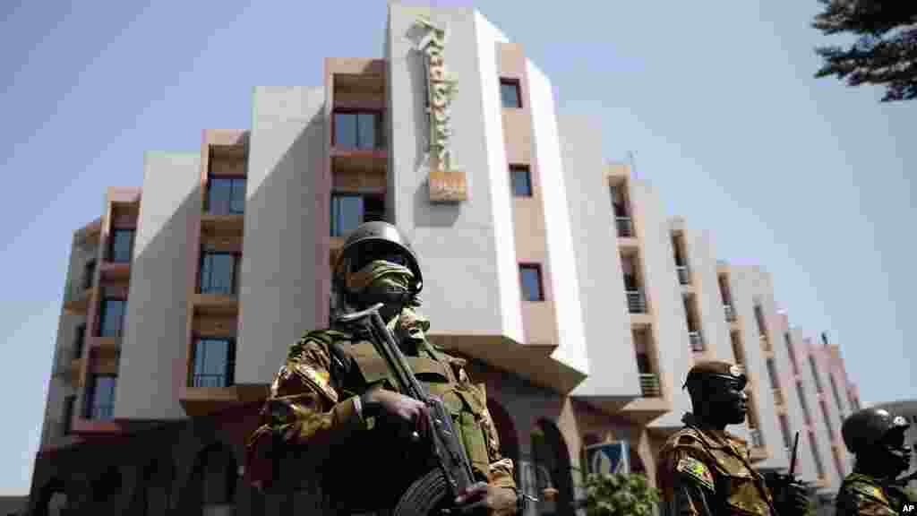 Des soldats maliens montent la garde devant l&#39;hôtel Radisson après avoir libéré&nbsp;les rescapés de l&#39;attaque des jihadites à Bamako, Mali, 21 novembre 2015
