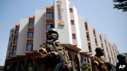 L'hôtel Radisson Blu sous haute sécurité à Bamako, le 21 novembre 2015. (AP Photo/Jerome Delay)