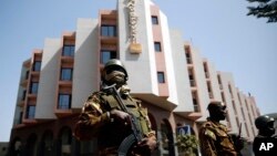 Des soldats maliens assurent la sécurité autour de l'hôtel Radisson à Bamako, au Mali, 21 novembre 2015. 