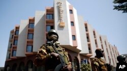 Sécurité renforcée à Bamako après l'attaque djihadiste contre l'hôtel Radisson Blu, Mali, le 21 novembre 2015.