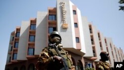 Tight security surrounds Malian President Ibrahim Boubacar Keita as he visits the Radisson Blu hotel in Bamako, Mali, Nov. 21, 2015. 