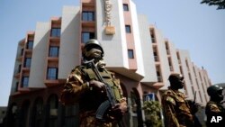 马里总统凯塔访问星期五出事的豪华酒店的时候，军人严密戒备（2015年11月21日）