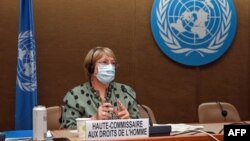 La Alta Comisionada de las Naciones Unidas para los Derechos Humanos, Michelle Bachelet, observa después de pronunciar un discurso sobre los desarrollos globales de derechos humanos durante una sesión del Consejo de Derechos Humanos, en Ginebra, el 21 de 