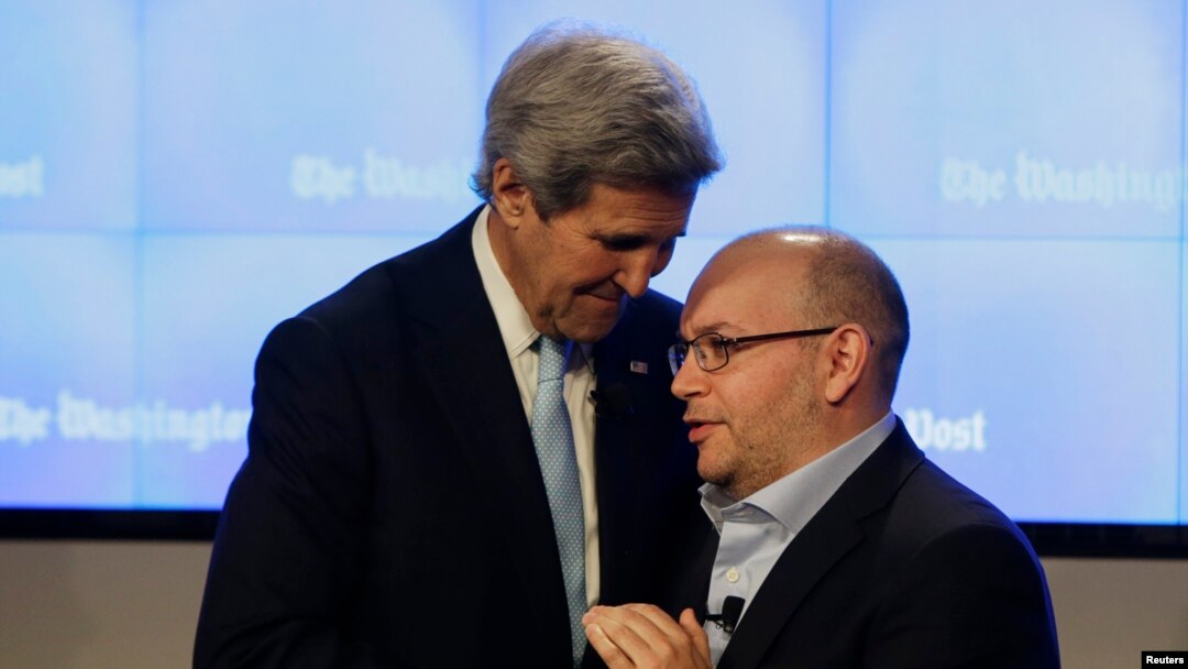 Wartawan Washington Post di Teheran, Jason Rezaian (kanan) disambut Menteri Luar Negeri AS John Kerry di Washington, Januari 2016. (Reuters/Gary Cameron)