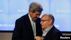 Wartawan Washington Post di Teheran, Jason Rezaian (kanan) disambut Menteri Luar Negeri AS John Kerry di Washington, Januari 2016. (Reuters/Gary Cameron)