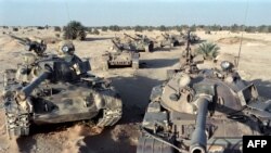 Photo publiée le 10 avril 1987 à Faya-Largeau, après la défaite de l'armée libyenne lors du conflit tchadien-libyen, de chars T-54 et T-55 abandonnés appartenant à l'armée libyenne. 