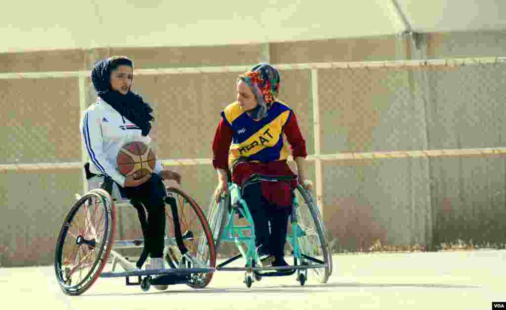 په ويلچېر د هرات د نجونو د باسکټبال لوبډله