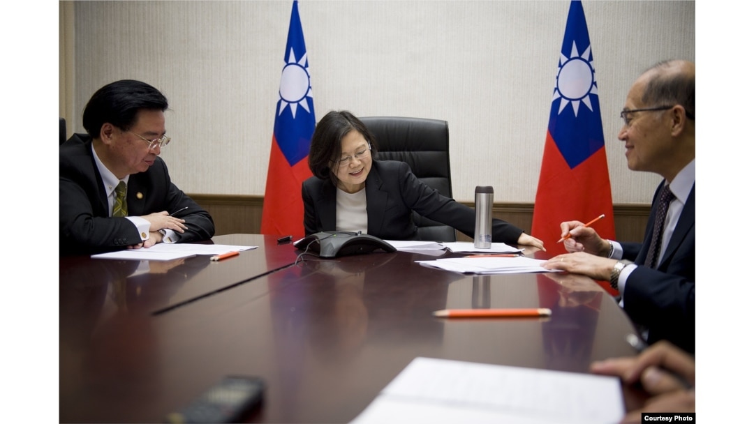 台灣總統蔡英文與美國總統當選人川普進行越洋電話。 ( 台灣總統府提供)