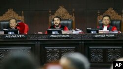 Hakim Ketua Anwar Usman (tengah) memimpin sidang perdana sengketa Pilpres 2019 di Mahkamah Konstitusi di Jakarta, hari Jumat, 14 Juni 2019. (Foto: AP)