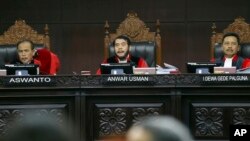 Hakim Ketua Anwar Usman (tengah) memimpin sidang sengketa pilpres 2019 di kantor Mahkamah Konstitusi di Jakarta. (Foto: AP)