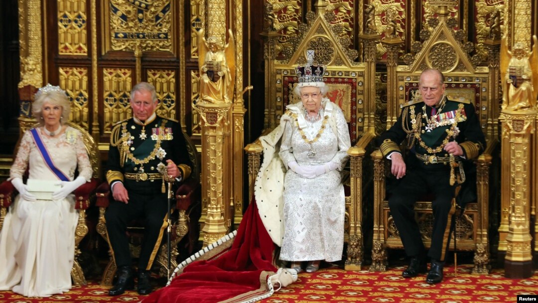 Ratu Elizabeth dari Inggris bersama suaminya Pangeran Philip (kanan), putranya Pangeran Charles (kedua dari kiri) dan menantunya Camilla, Duchess of Cornwall di gedung parlemen. (Foto: Dok)