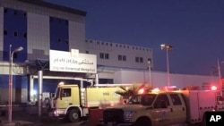 Pemadam kebakaran tiba di sebuah rumah sakit di Jizan, Arab Saudi, Kamis, 24 Desember 2015.