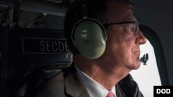 美国国防部长卡特2016年12月5日飞往东京 （美国国防部照片） 