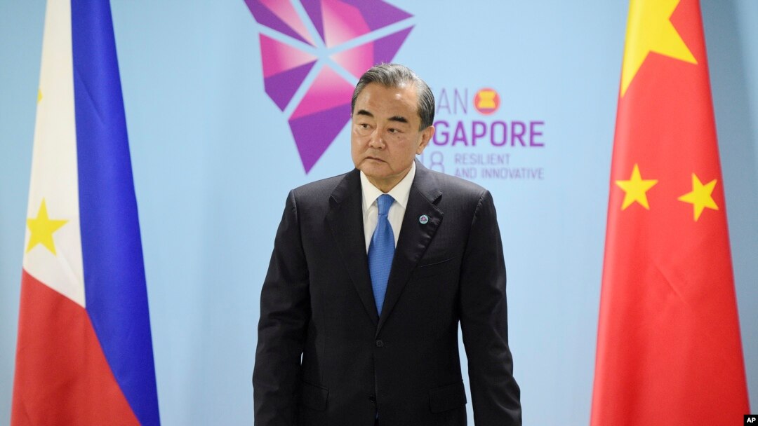 រដ្ឋ​មន្រ្តី​ក្រសួង​ការ​បរទេស​ចិនលោក Wang Yi ចូល​រួម​កិច្ច​ប្រជុំ​ទ្វេភាគីជាមួយ​នឹង​មន្រ្តី​​ក្រសួង​ការ​បរទេសហ្វីលីពីន​លោក Alan Cayetano នៅប្រទេស​សិង្ហបុរី​កាលពី​ថ្ងៃទី​០២ សីហា ២០១៨។