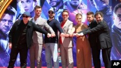 Presiden Marvel Studios Kevin Feige (dari kiri) berpose bersama pemeran dalam film "Avengers: End Game," Chris Hemsworth, Chris Evans, Robert Downey Jr., Scarlett Johansson, Jeremy Renner dan Mark Ruffalo di TCL Chines Theatre, Los Angeles, 23 April 2019. (Foto: Willy Sanjuan/AP)