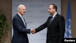 UN Special Envoy for Syria Staffan de Mistura (L) and head of the Syrian Negotiation Commission (SNC) Nasr al-Hariri shake hands prior to the start of a new round of Syria's peace talks at the United Naitons in Geneva, Nov. 28, 2017. 