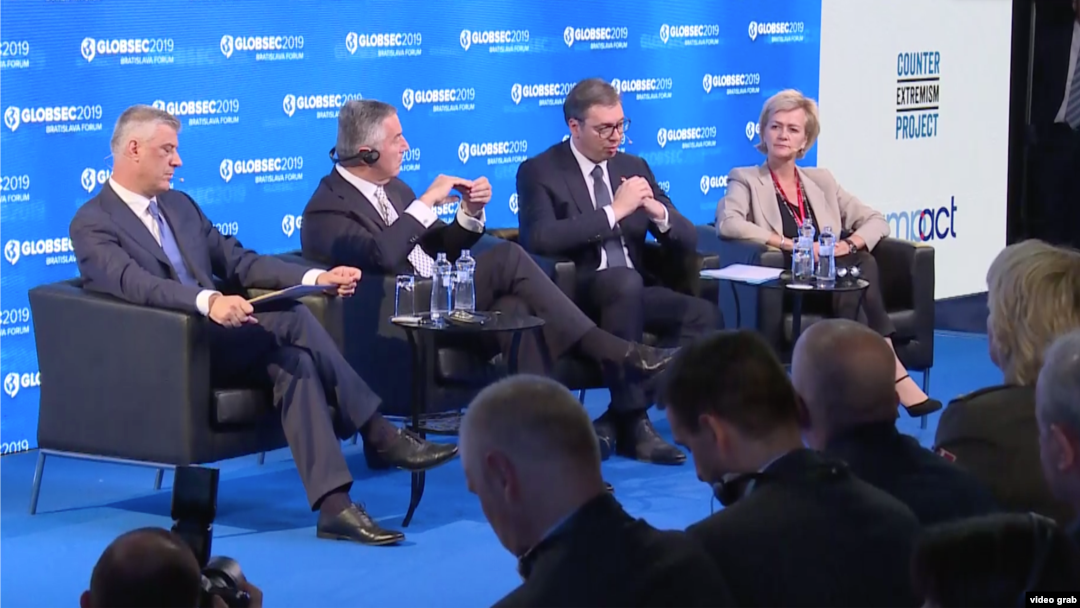 Predsednici (s leva) Kosova Hašim Tači, Crne Gore Milo Đukanović i Srbije Aleksandar Vučić na panelu koji je održan u petak u okviru konferencije GLOBSEC, u Bratislavi, 7. juna 2019.